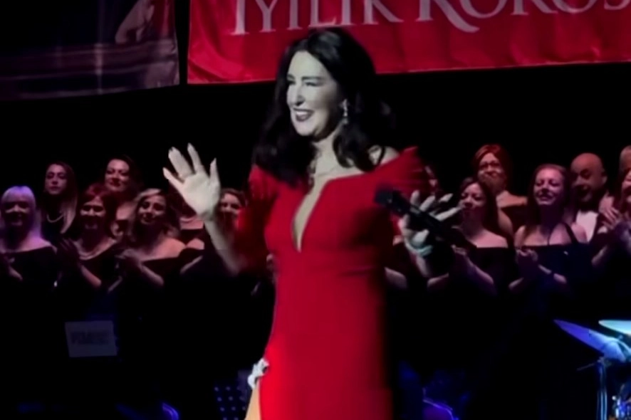 Kırmızı elbiseli Nünü'den muhteşem sahne!