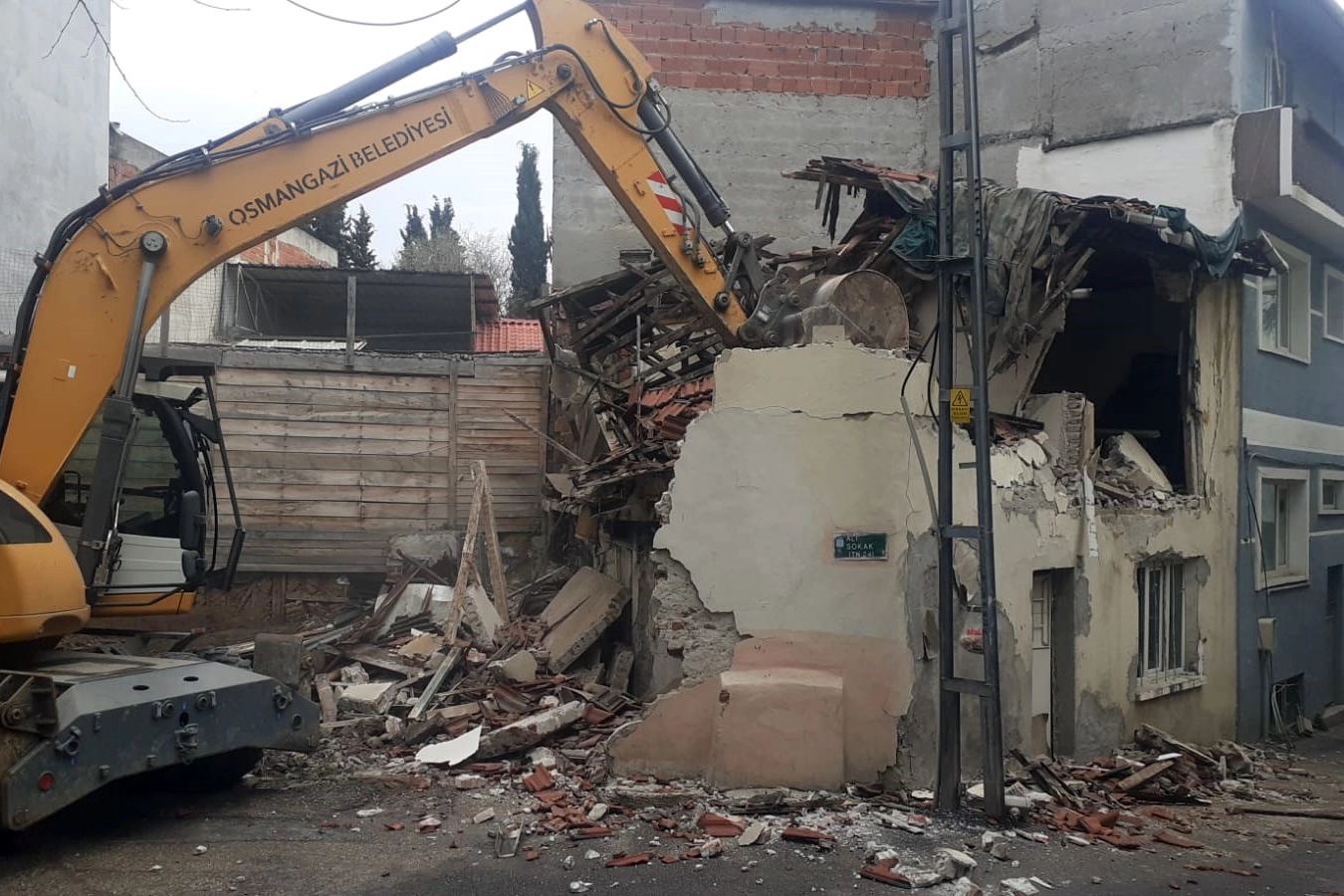 Bursa Osmangazi'de metrukların yıkımına devam