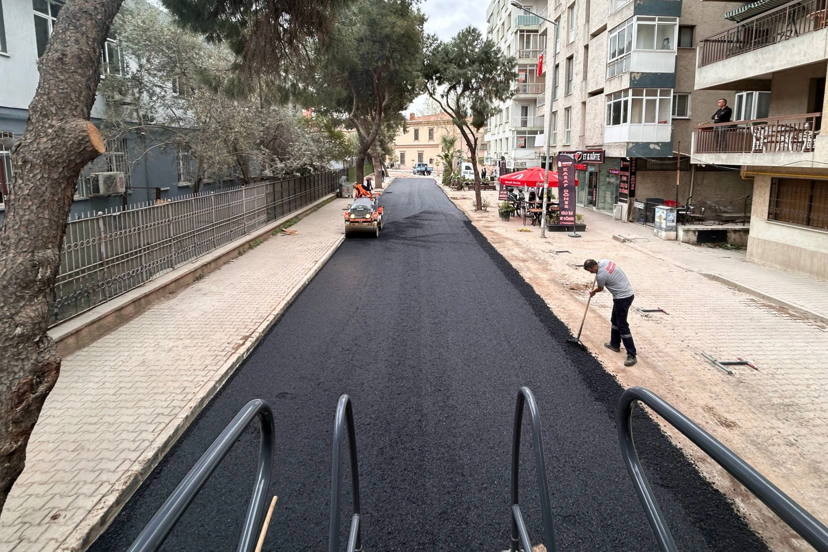 İzmir Bornova'da gözde sokağa bayramlık asfalt