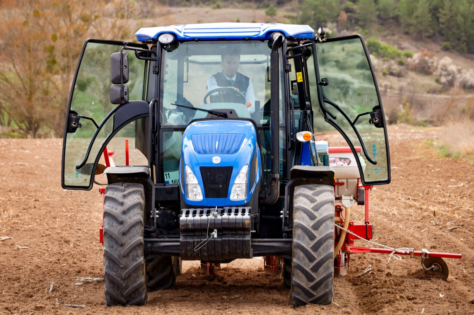 Bilecik Valisi Aygöl traktörün başına geçti!