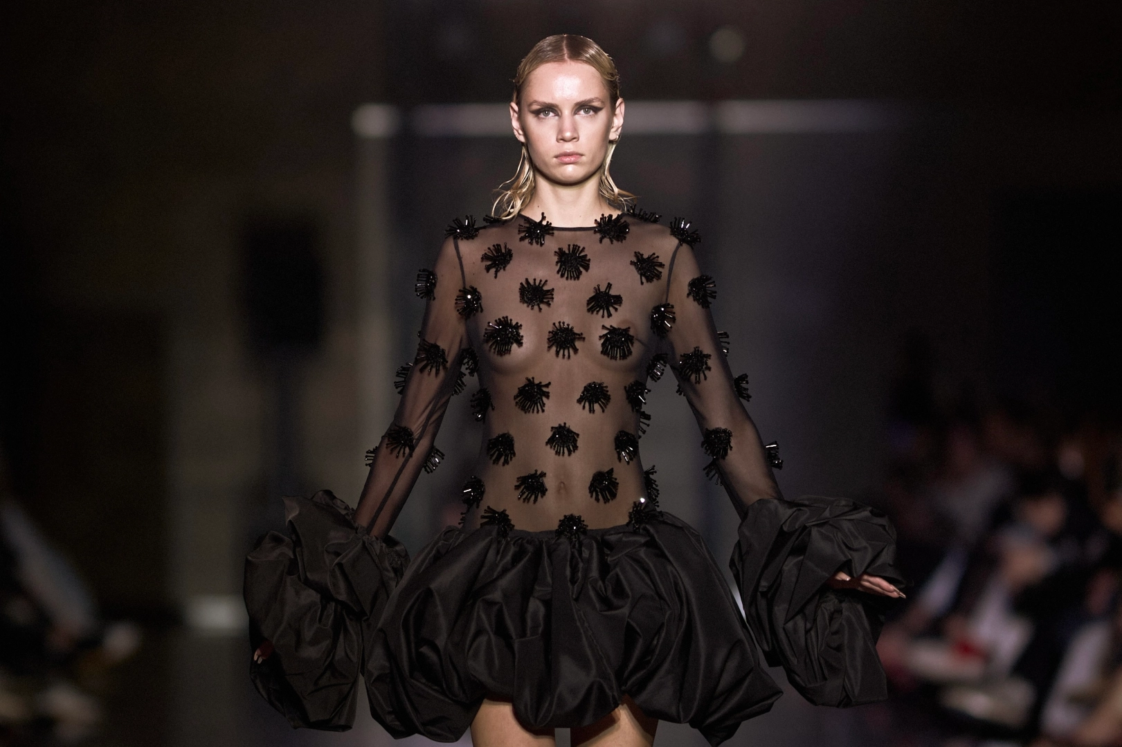 Bakü Fashion Week'te tüm gücüyle 'siyah' sahnede!