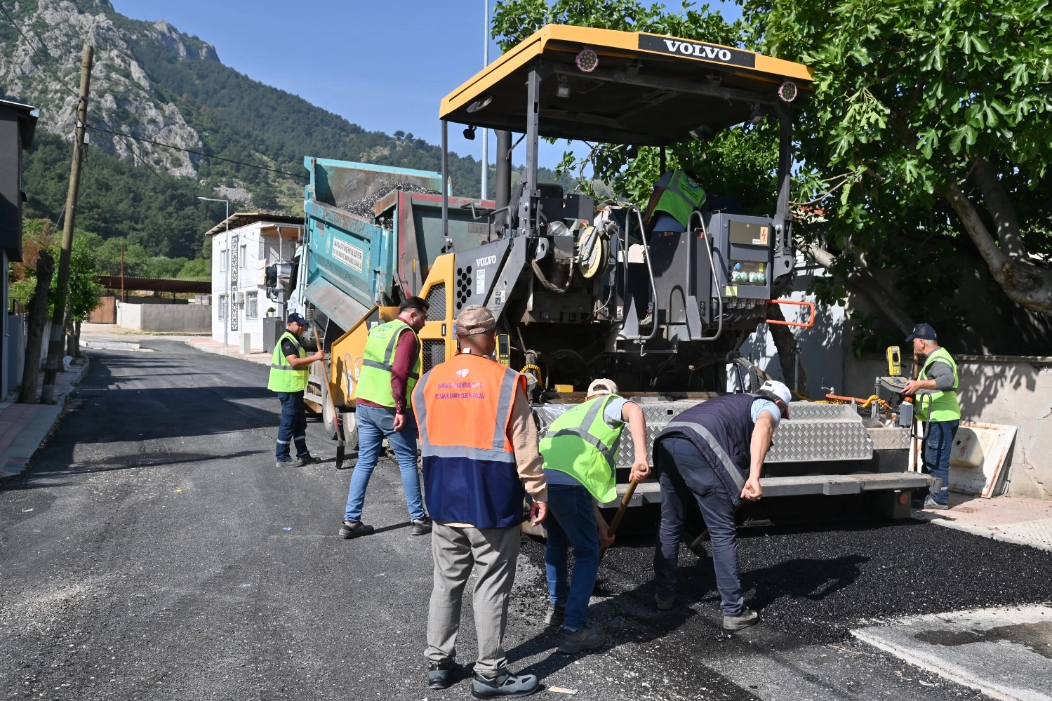 Manisa Büyükşehir'den mahallelerde asfalt atağı
