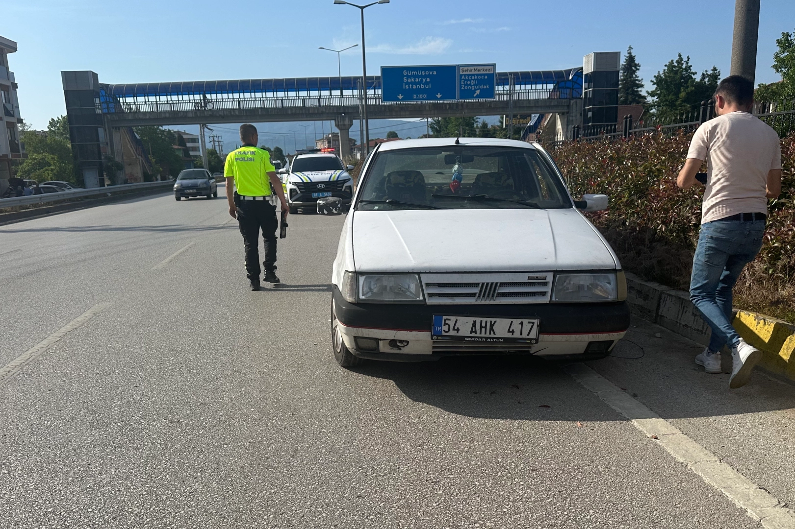 Düzce'de kamyonun sıkıştırdığı araç bariye çarptı!