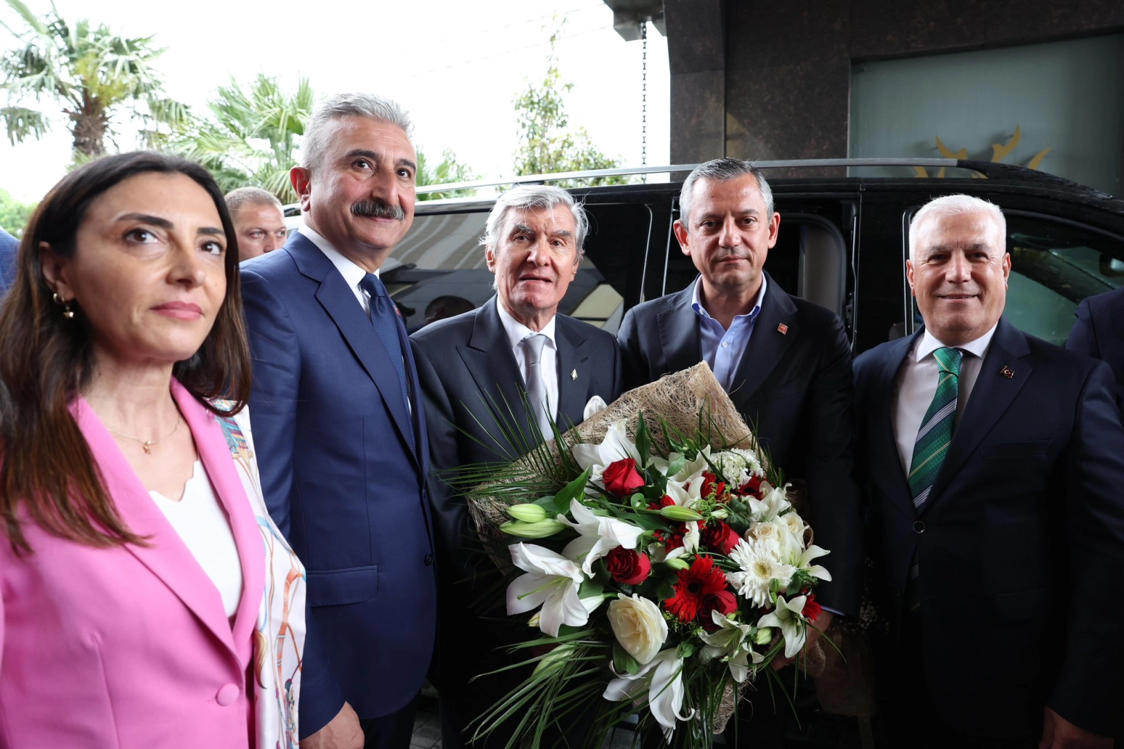 Bursa’da CHP lideri Özgür Özel’e coşkulu karşılama