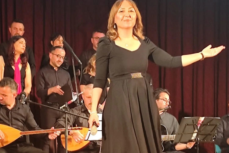 Kayserili öğretmenden Atatürk şarkıları