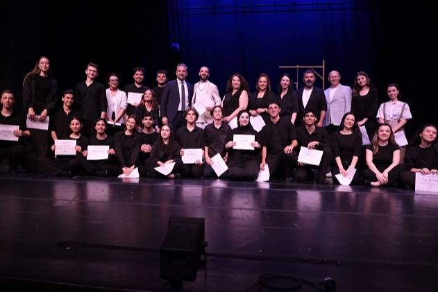 Bursa Devlet Tiyatrosu'nun kursiyerleri sahnede mezun oldu