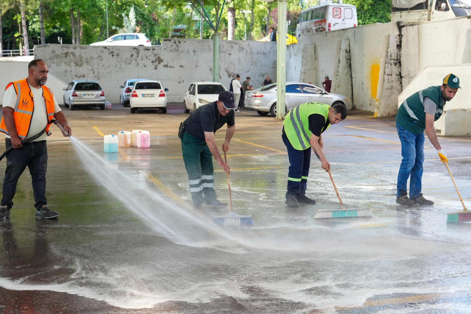 Ankara Keçiören kesim alanlarında temizliği sürüyor