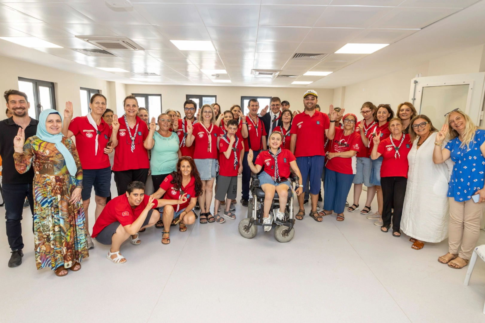 Başkan Tugay Engelli Çalışmaları Merkezi’ni ziyaret etti