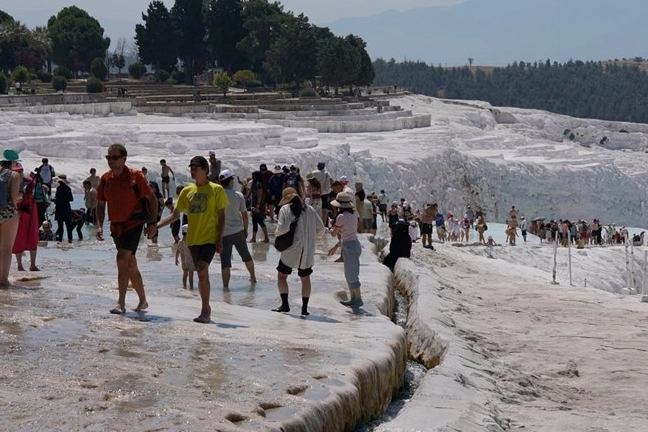 Pamukkale'nin beyaz cennetinde satranç molası
