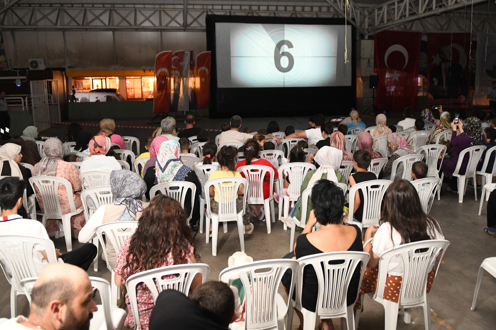 Bursa Osmangazi’de çocuklar açık hava sinemasında buluştu