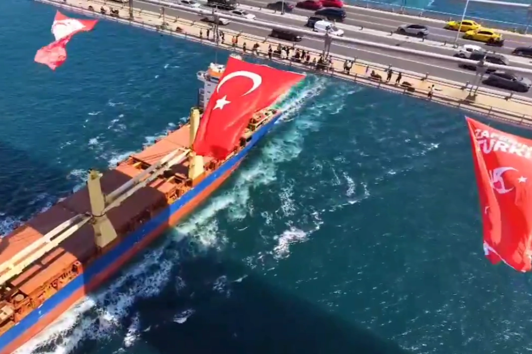 İstanbul'un üç köprüsüne Türk Bayrağı asıldı