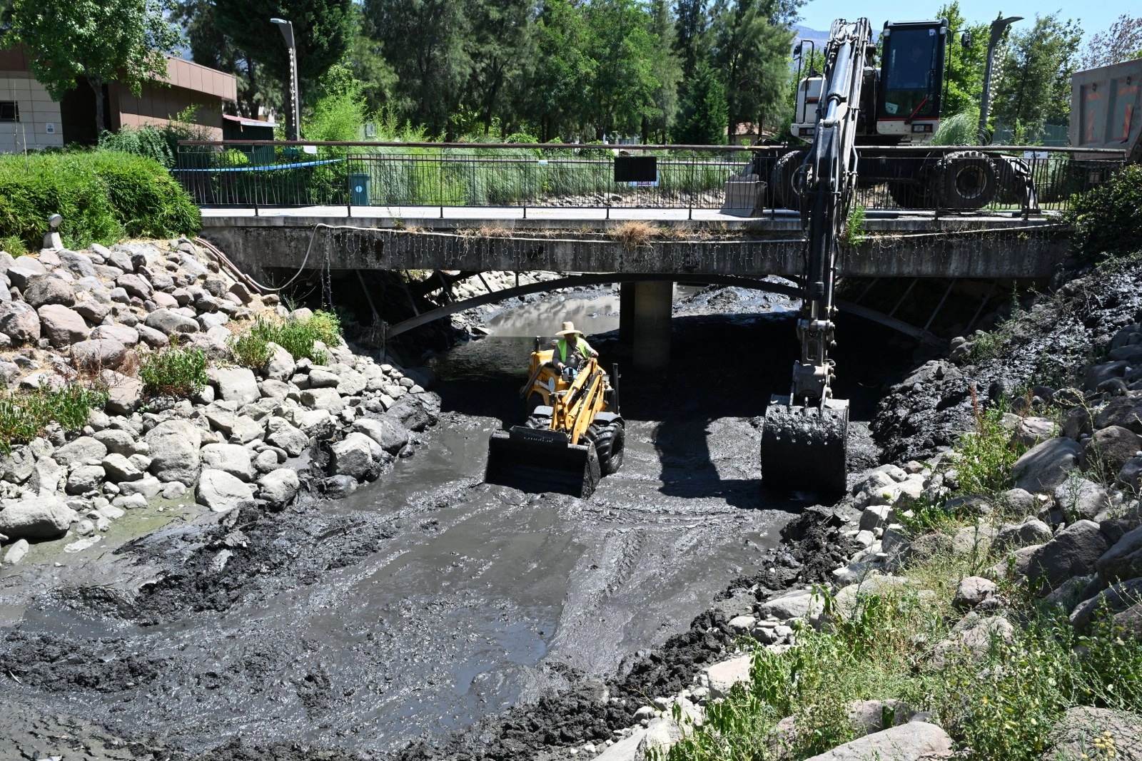 MASKİ’den Atatürk Kent Parkı’ndaki derede temizlik çalışması