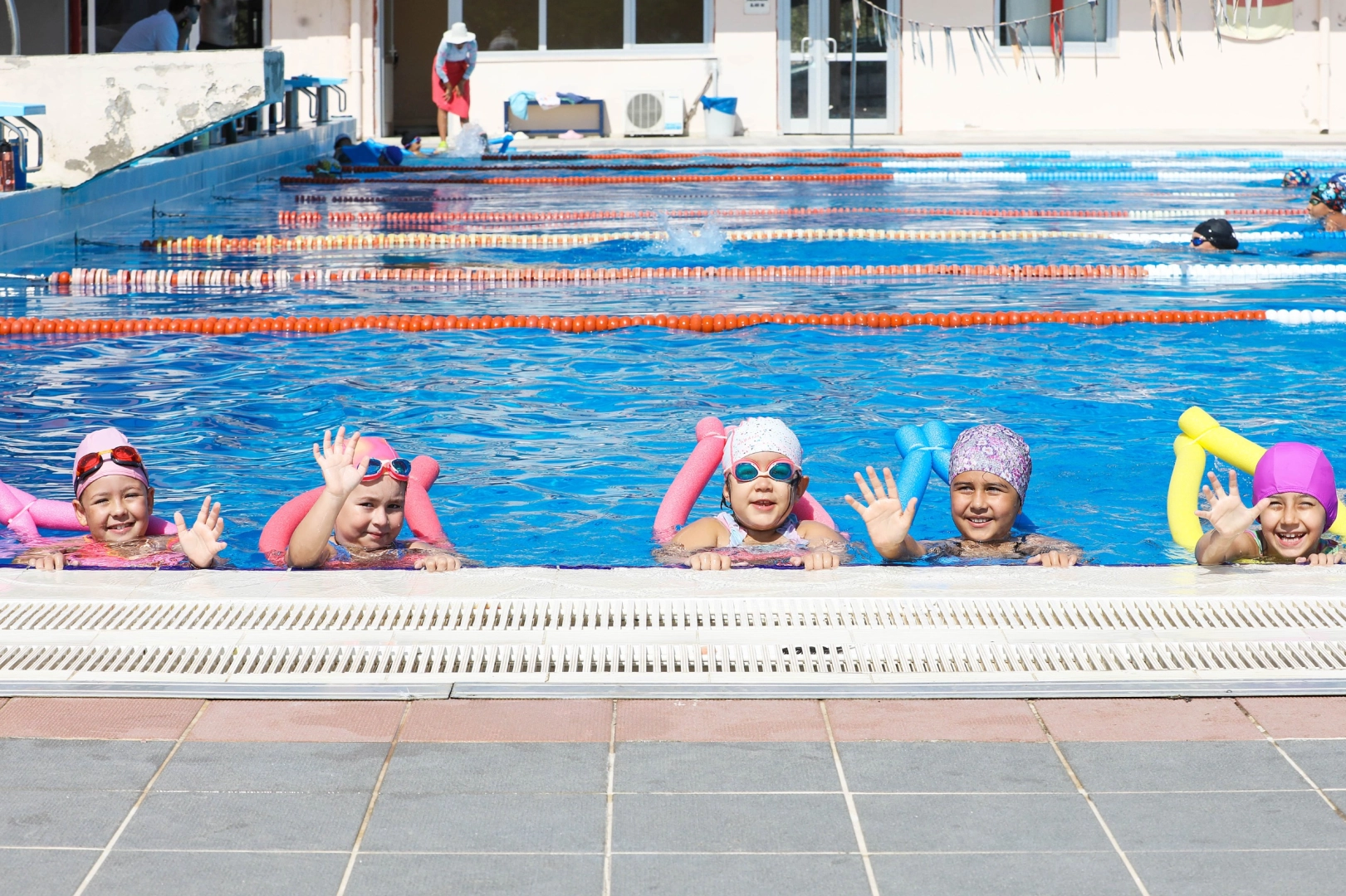 İzmir Narlıdere’de yüzme kursları başladı