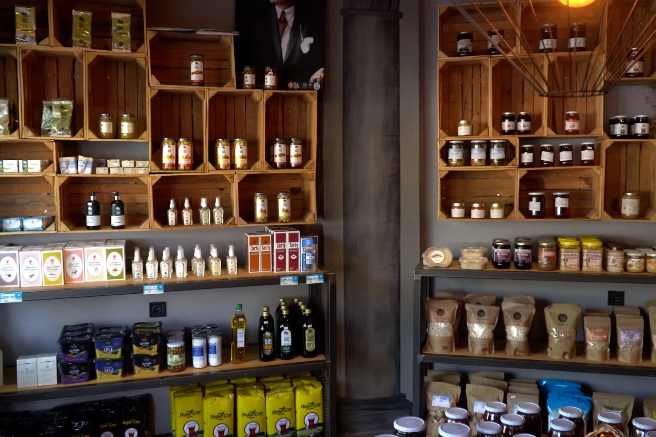 Efes Tarlası Bakkalı kadın üreticilerin el emeğini yansıtıyor