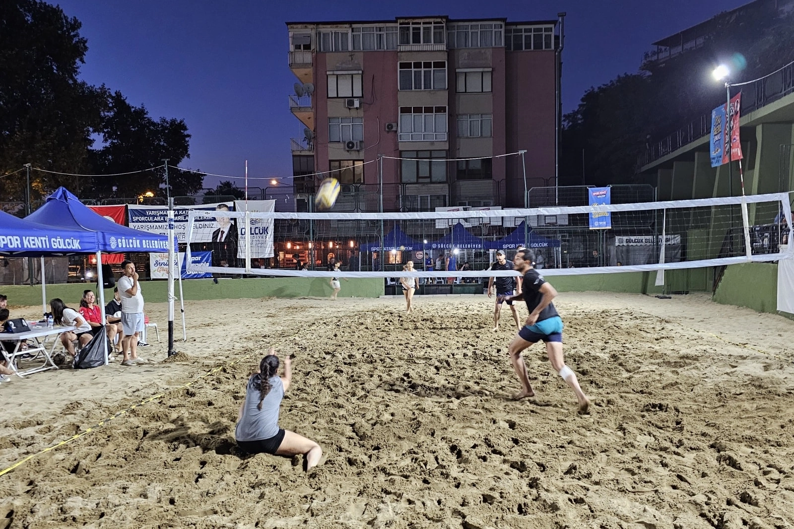 Kocaeli Gölcük’te plaj voleybolu turnuvası büyükler kategorisinde sona erdi