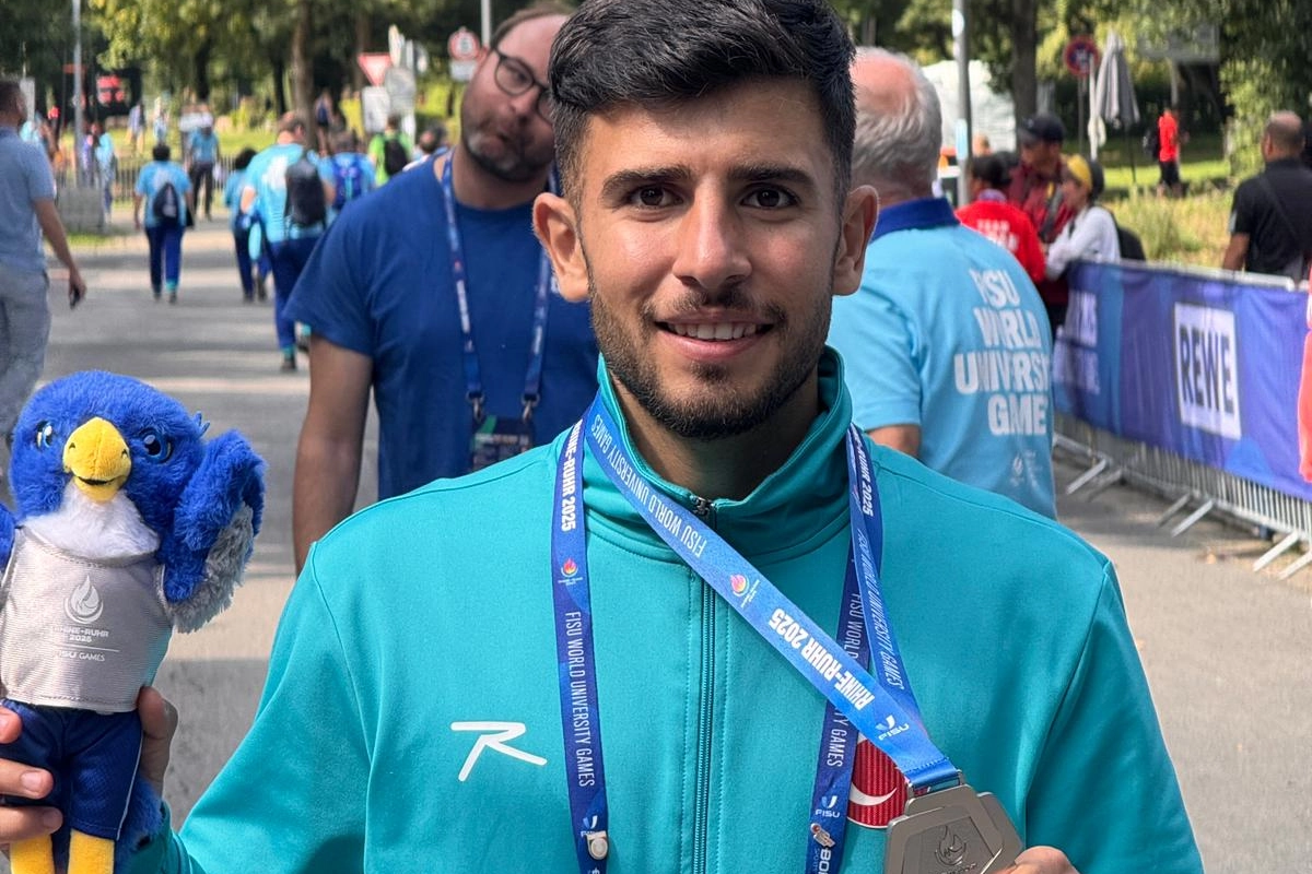 Bursa Osmangazili atletin milli forma ile madalya sevinci