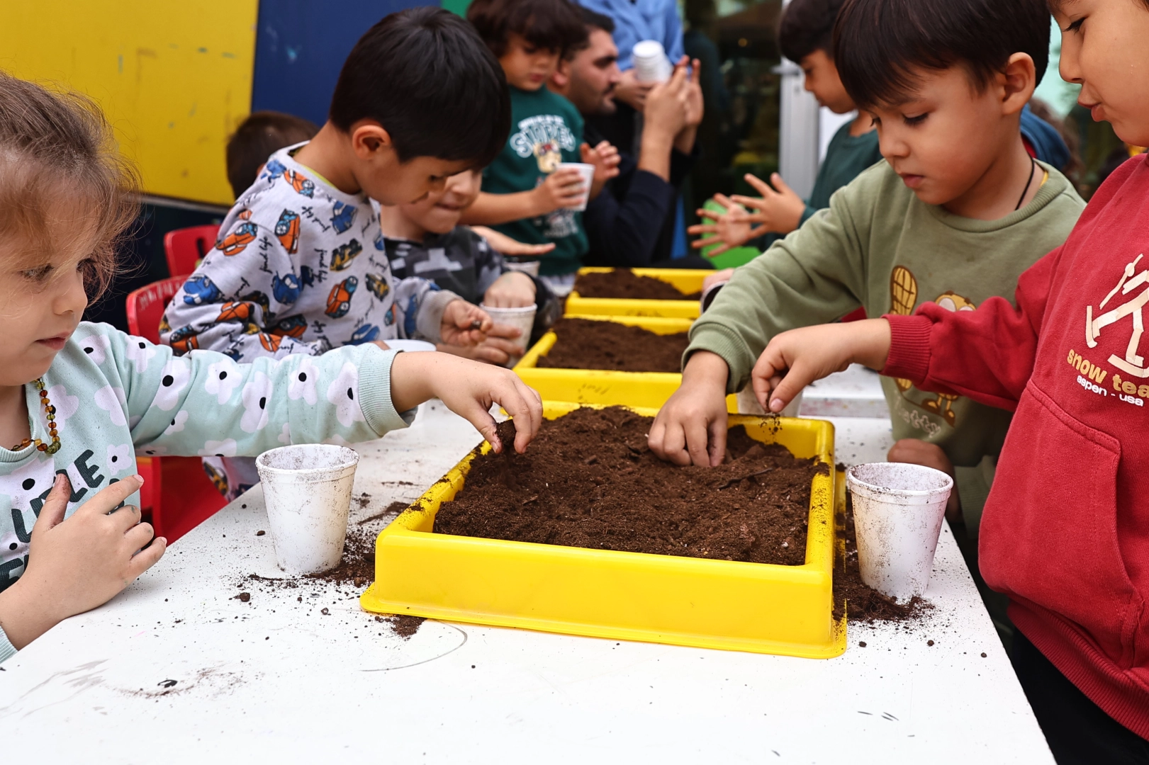 Antalyalı minikler “Bir Saksı Bir Umut” projesiyle toprakla buluştu