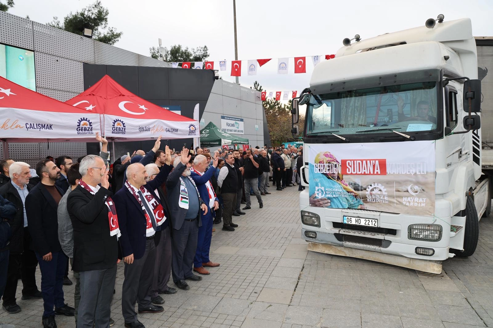 Gebze'den 10 tır Sudan'a uğurlandı