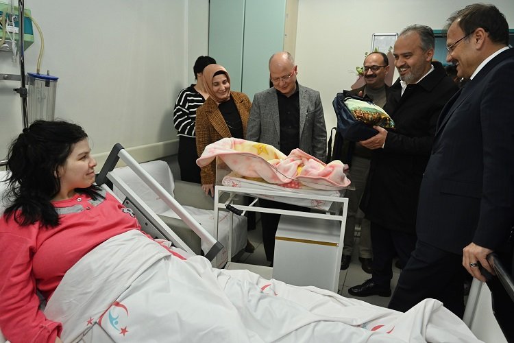 Alinur Aktaş yeni yıla 2023’ün ilk bebeğiyle girdi