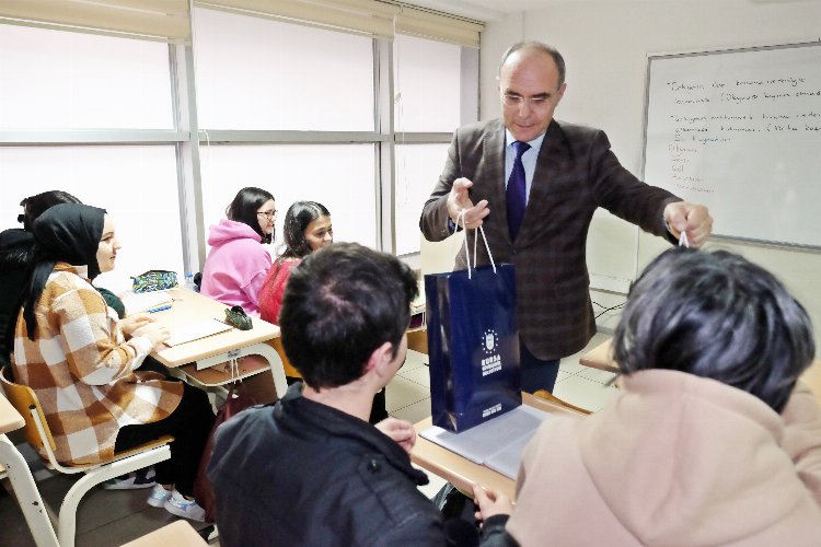 Bursa’da YKS’ye hazırlananlara ek kitap hediyesi