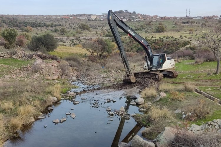 Manisa Yunusemre’de taşkınlara karşı dereler temizleniyor