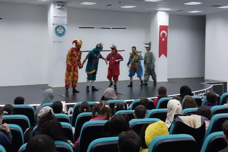 Manisa’da Turgutlulu çocuklara ‘Hacivat-Karagöz’ sürprizi