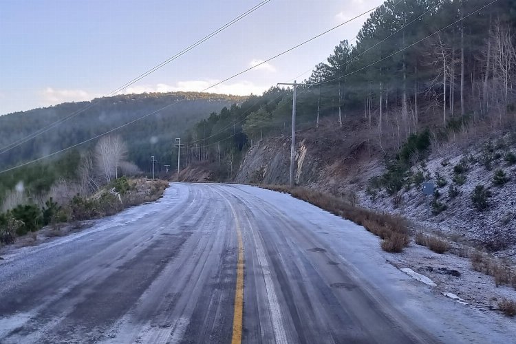 Muğla’da yollar buzlanmaya karşı tuzlanıyor