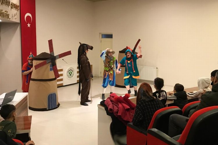 Şehir Tiyatrosu’nun ‘Don Kişot’u Manisalılarla buluşmaya devam ediyor