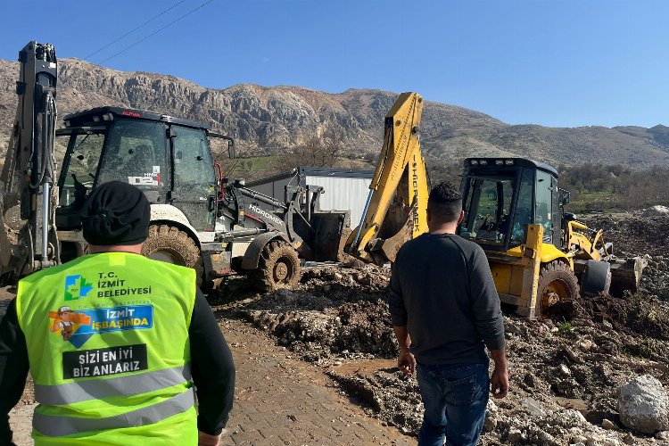 Adıyaman’da çamura saplanan iş makinası kurtarıldı