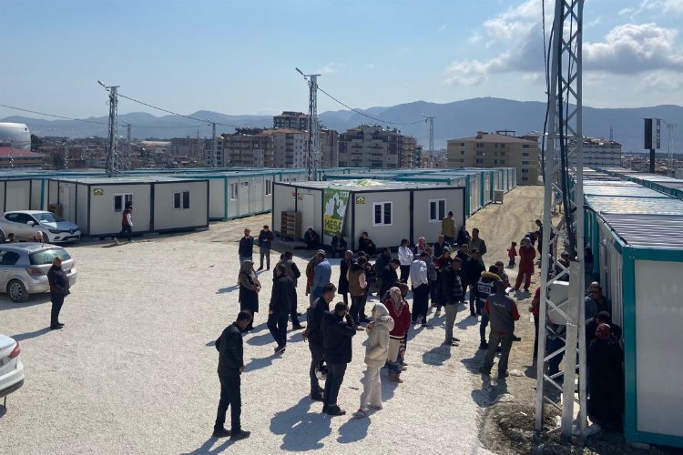 Hatay Defne’de Kocaeli Konteynerlerine taşınma başladı