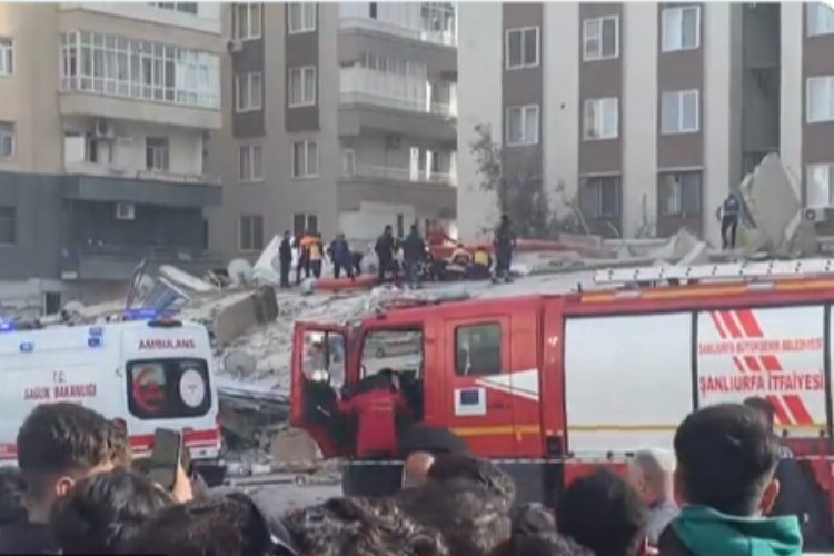 Şanlıurfa’da ağır hasarlı bina çöktü… Yaralılar var!