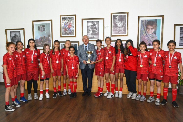 Kupalarıyla Başkan Selvitopu’nu ziyaret ettiler