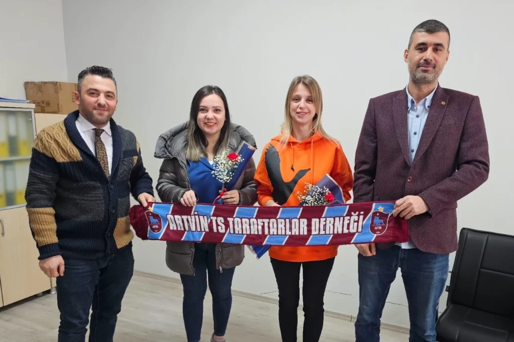 Artvin’de ‘Trabzonsporlu Taraftarlar’ öğretmenleri unutmadı