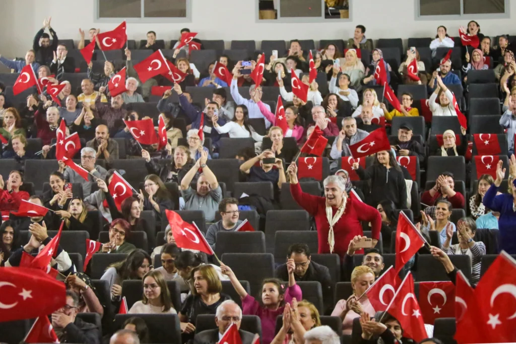 İzmir Karabağlar’da ‘Atatürk’ sergi, söyleşi ve konserle anıldı