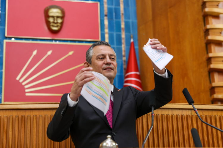 Deste deste banknotlarla ‘Özel’ gönderme! Özgür Özel: Parayı pul ettiler!