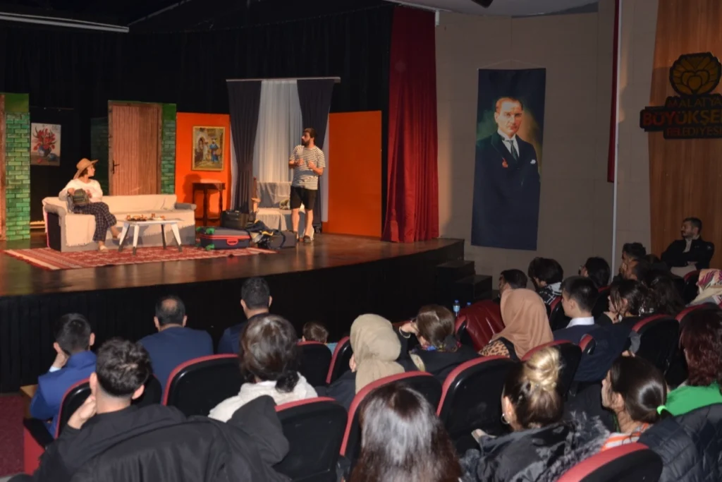‘Kalbin Tek Arkadaşı’ tiyatro oyunu sahnelendi