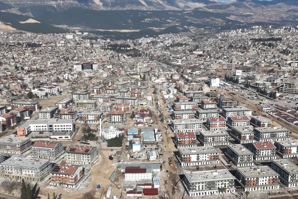 Ağır yıkıma uğrayan şehir yeniden ihya ediliyor… Kahramanmaraş’ta 4 bin işçi aralıksız çalışıyor