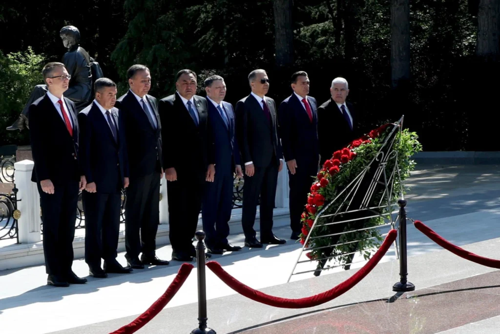 Bakan Yerlikaya’dan Bakü’de Aliyev’in kabrine ziyaret