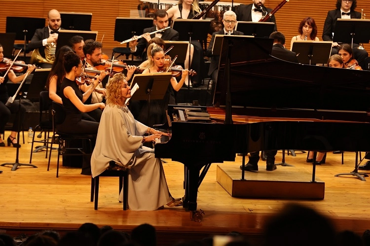Bursa Nilüfer Senfoni Orkestrası ilk konserinde Gülsin Onay’ı ağırladı