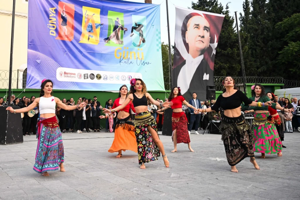 Dansın ritmi Cumhuriyet Meydanı’nda yükseldi