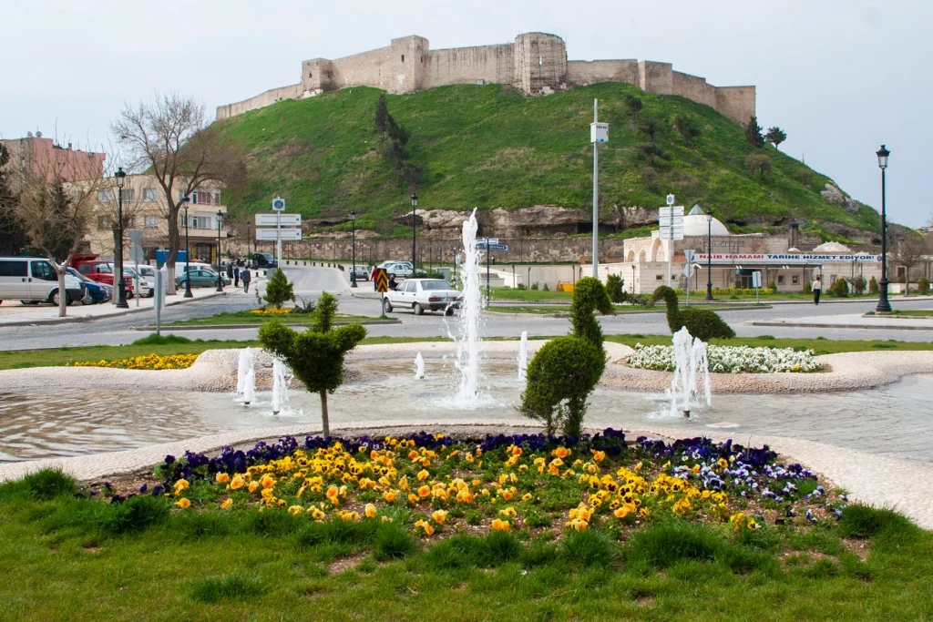 Gaziantep’te tarihi bölgede otopark sorununa pratik çözüm!