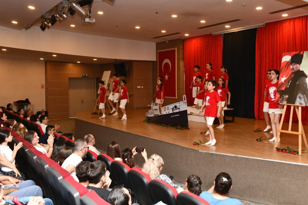 İzmir Çiğli’de ‘Aynı Gemideyiz’e büyük alkış