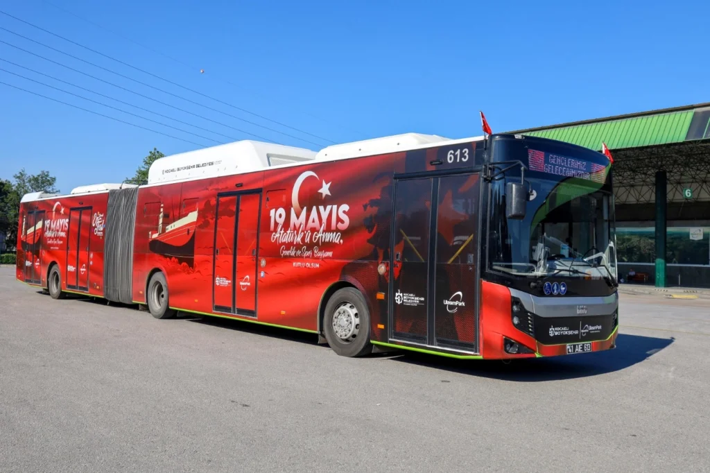 Kocaeli’de otobüs ve tramvaylar bayramlık giydirildi