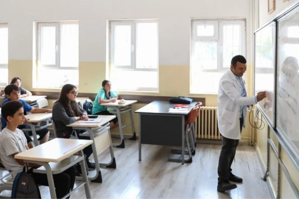 Öğretmenlerin il içi yer değiştirmeleri belli oldu… Atamalarda ilk kez sıra kaydı alındı