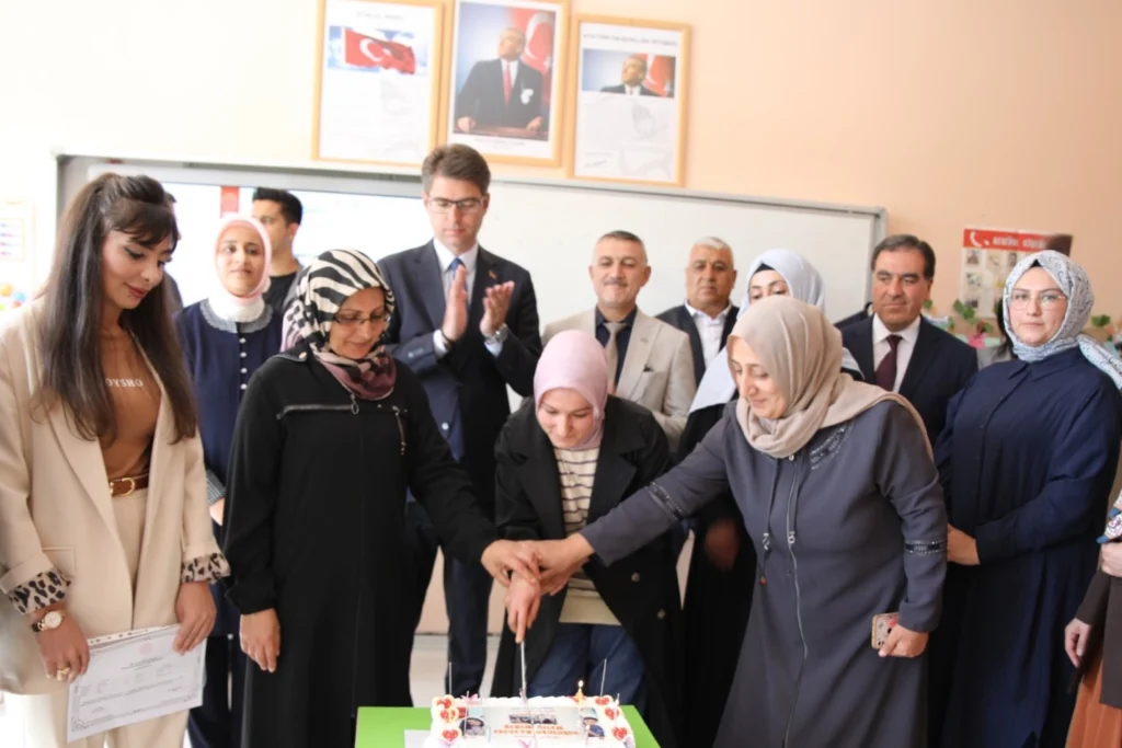 Van’da ‘Ebeveyn Okulu’nda mezuniyet sevinci