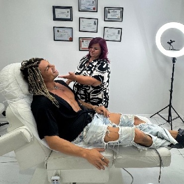 Vivien Aesthetics & Clinic, Ünlülerin Güzellik Durağı Oldu! Mustafa Türk ve Dr. Nil Çetinkaya Tiryaki ile Estetikte Altın Çağ Başladı