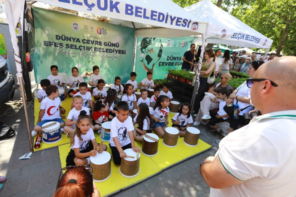 Efes Selçuk’ta çocuk müzisyenlerden ‘çevre’ ritmi