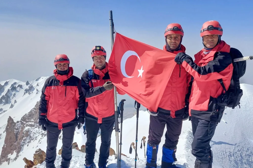 Jandarma 186. yılını Erciyes’in zirvesinde kutladı