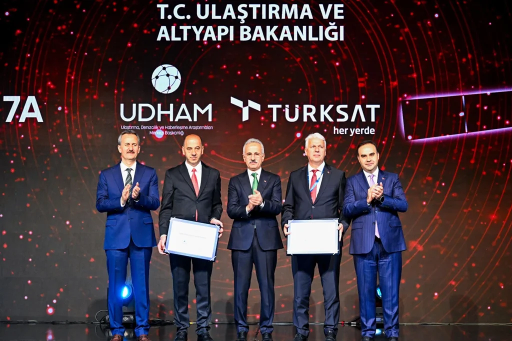 Uzayda Güçlü Türkiye… İmzalar TÜRKSAT 7A için atıldı
