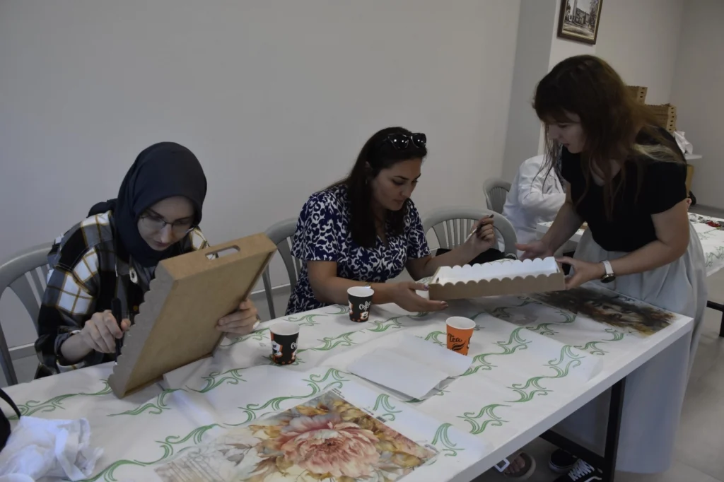 Bursa Karacabey’de ‘ahşap boyama’ ilgisi